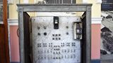 Aus dem Eröffnungsjahr 1928: der alte elektrische Verteilerkasten aus Marmor und Keramik