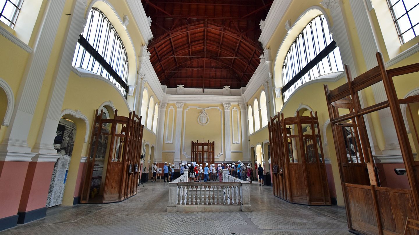 Die Haupthalle mit ihren hölzernen Fahrkartenschaltern ist nur im Rahmen eine Führung zugänglich. Hier stiegen die Reisenden um: von rechts aus dem französischen Pau kommend auf die spanische Breitspur-Bahn in Richtung Zaragoza.