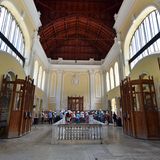 Die Haupthalle mit ihren hölzernen Fahrkartenschaltern ist nur im Rahmen eine Führung zugänglich. Hier stiegen die Reisenden um: von rechts aus dem französischen Pau kommend auf die spanische Breitspur-Bahn in Richtung Zaragoza.