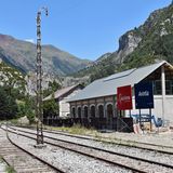 Die einspurige Strecke nach Frankreich ist seit einem Brückeneinsturz 1970 unterbrochen. Wann der Betrieb nach Pau wieder aufgenommen wird, bleibt trotz zur Verfügung gestellter EU-Gelder noch vollkommen offen.