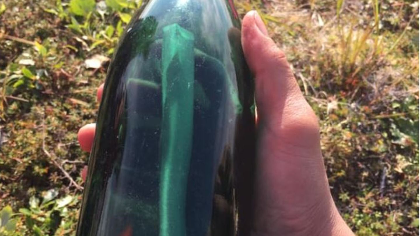 50 Jahre lang schwamm diese Flasche mit einem Brief im Meer - bevor sie nun Alaska gefunden wurde