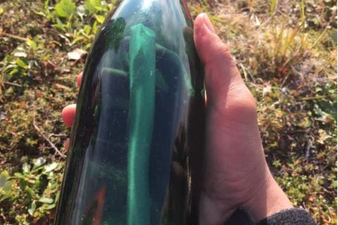 50 Jahre lang schwamm diese Flasche mit einem Brief im Meer - bevor sie nun Alaska gefunden wurde