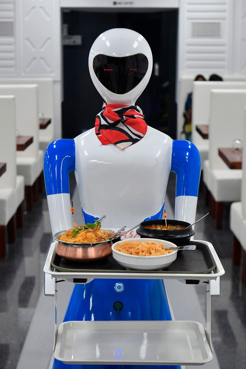 Ein weiblicher Roboter serviert Essen