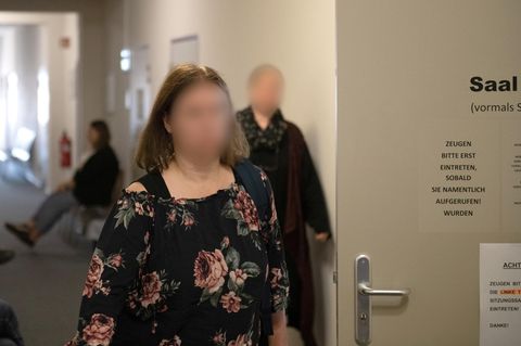 Die vierfache Mutter, die wegen Misshandlung angeklagt ist, geht zum Saal 315 am Landgericht Lübeck