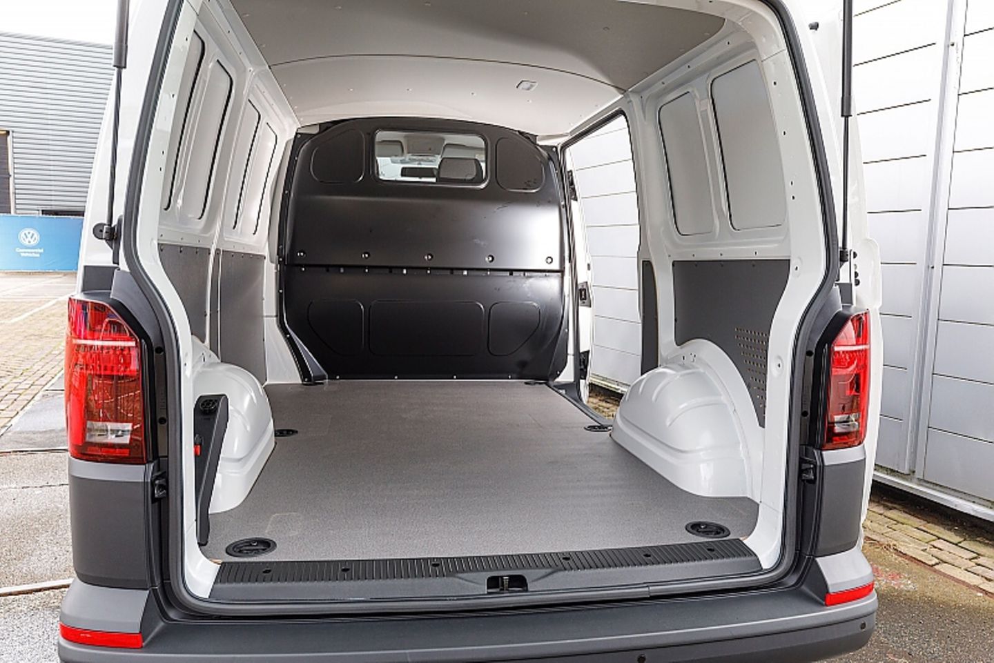 Der Volkswagen T6.1 verfügt als Transporter über einen üppigen Laderaum