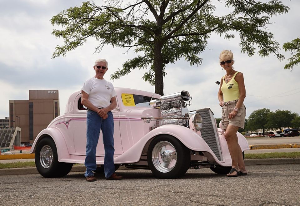 Jeannie und Kenny sind eigens aus Pennsylvania nach Detroit gekommen, um ihre "Miss Pinky" mit 803 PS vorzuführen