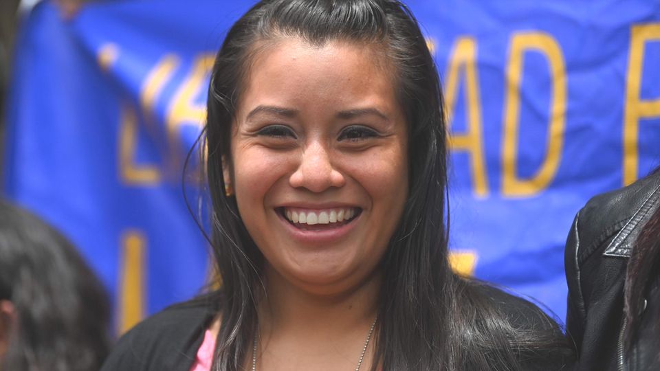 Evelyn Hernández nach ihrem Freispruch vor dem Gericht in Ciudad Delgado in El Salvador