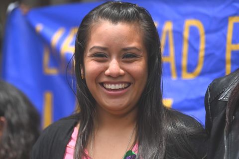 Evelyn Hernández nach ihrem Freispruch vor dem Gericht in Ciudad Delgado in El Salvador