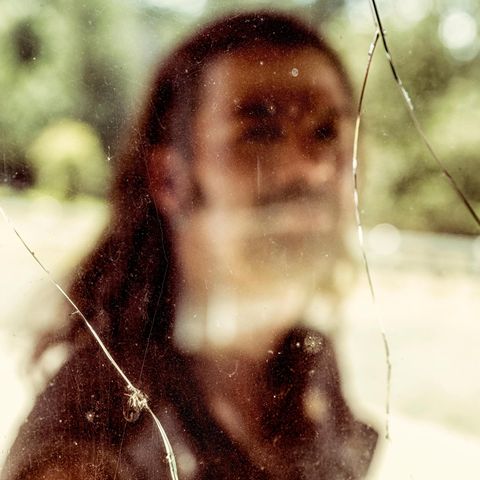 Donovan Allen, fotografiert durch eine gesplitterte Glasscheibe