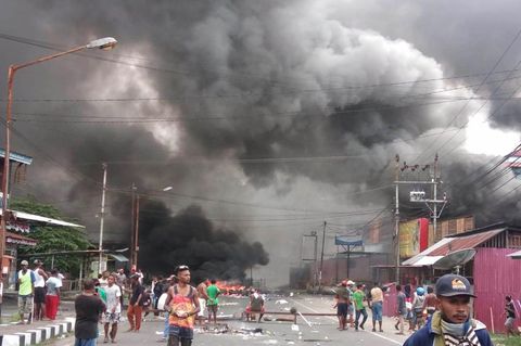 Rauch steigt während der Unruhen in Manokwari, Papua auf