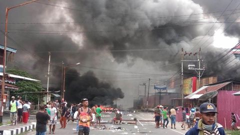 Rauch steigt während der Unruhen in Manokwari, Papua auf