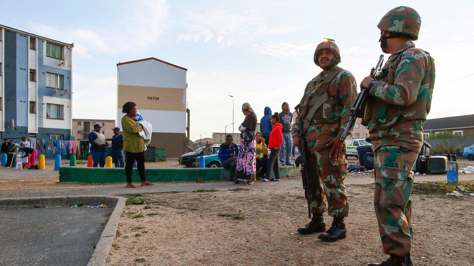 Soldaten der südafrikanischen Streitkräfte sichern während einer Operation in Ottery, einem Vorort in Kapstadt, die Umgebung. Hunderte von Polizisten hatten im Rahmen der Operation Fiela Häuser durchsucht, um kriminelle Aktivitäten zu unterbinden.