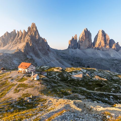 Panorama in den Sextner Dolomiten: Über der Drei-Zinnen-Hütte erhebt sich der Paternkofel und rechts im Bild die Drei Zinnen