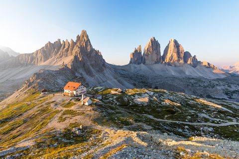 Panorama in den Sextner Dolomiten: Über der Drei-Zinnen-Hütte erhebt sich der Paternkofel und rechts im Bild die Drei Zinnen