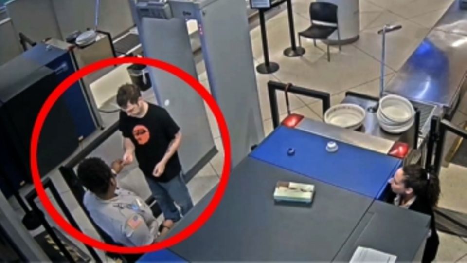 Eine Kameraaufnahme zeigt eine Mitarbeiterin und einen Passagier bei der Securitykontrolle am Flughafen Eine Kameraaufnahme zeigt eine Mitarbeiterin und einen Passagier bei der Securitykontrolle am Flughafen