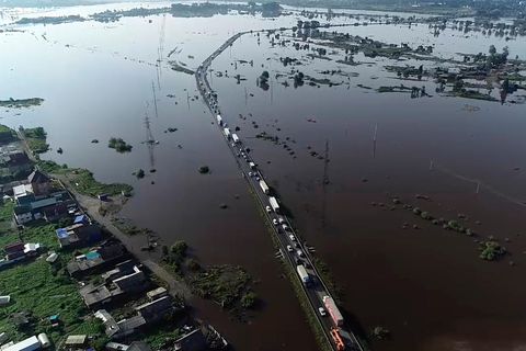 Russland: Dieses vom russischen Katastrophenschutzministerium zur Verfügung gestellte Bild zeigt ein überschwemmtes Gebiet in der Region Irkutsk