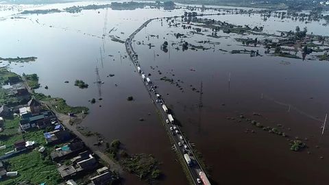 Russland: Dieses vom russischen Katastrophenschutzministerium zur Verfügung gestellte Bild zeigt ein überschwemmtes Gebiet in der Region Irkutsk