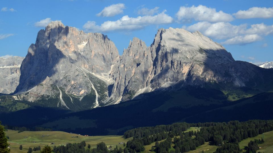 Drei Zinnen in den Dolomiten: Im Osten der Seiser Alm: der 3181 Meter hohe Langkofel und Plattkofel Im Osten der Seiser Alm: der 3181 Meter hohe Langkofel und Plattkofel