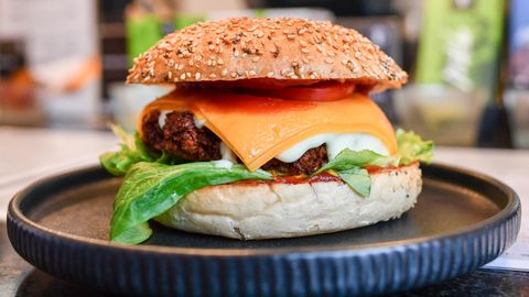 Ein veganer Burger vom veganen Imbiss