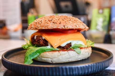 Ein veganer Burger vom veganen Imbiss