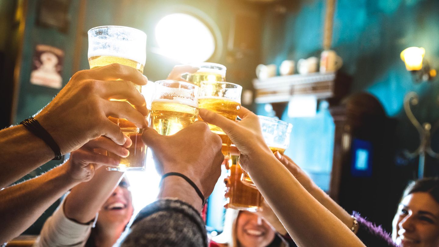 Wer auf einer Party lieber keinen Alkohol trinken möchte, muss sich oft viele Fragen anhören