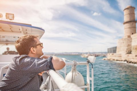 Ein Mann auf einer Kreuzfahrt vor Marseille