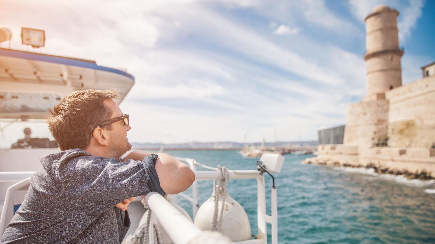 Ein Mann auf einer Kreuzfahrt vor Marseille