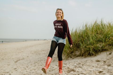 Eine junge Frau am Nordsee-Strand