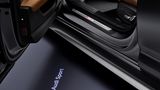 Beim Öffnen der Tür werden Lichteffekt auf den Asphalt projiziert