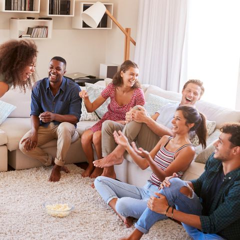 Du bist auf der Suche nach einem Gesellschaftsspiel für Erwachsene? Hier sind 10 Ideen