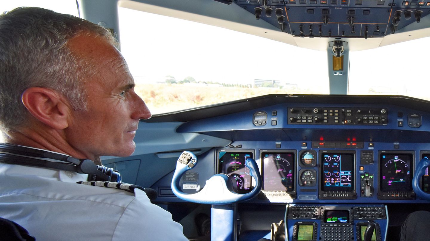 Arbeitsplatz Cockpit: Flugkapitän Gerhard Müller in einer Dornier 328 von Sun Air