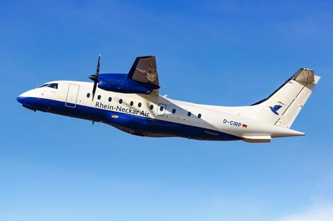 Eine Dornier 328 von Rhein-Neckar Air. Ab Mannheim werden Ziele wie Berlin, Hamburg und Sylt angeflogen.