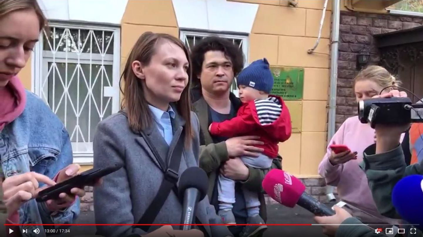 Moskau: Dmitrij Prokazow und seine Frau Olga Prokazowa erklären während einer Pressekonferenz
