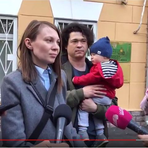 Moskau: Dmitrij Prokazow und seine Frau Olga Prokazowa erklären während einer Pressekonferenz