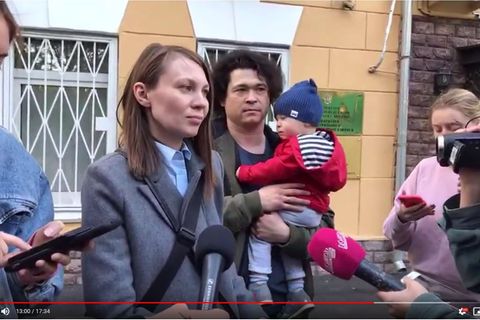 Moskau: Dmitrij Prokazow und seine Frau Olga Prokazowa erklären während einer Pressekonferenz