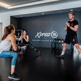 NEONxPolar: Fabian und Sonja beim aktiven Dehnen mit Imke Salander