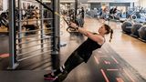 NEONxPolar: Sonja beim TRX-Rudern