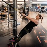 NEONxPolar: Sonja beim TRX-Rudern