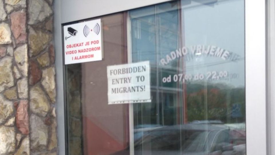 Flüchtlinge nicht willkommen Schild mit der Aufschrift Flüchtlinge nicht willkommen