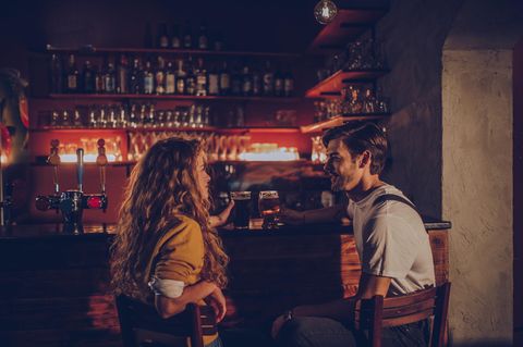 Mann und Frau sitzen an Bar