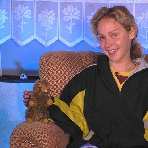 Big Brother Kandidatin Theresia sitzt auf einem Sessel