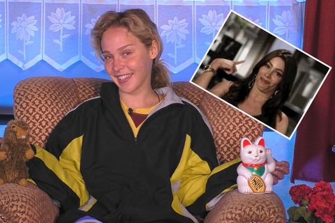 Big Brother Kandidatin Theresia sitzt auf einem Sessel