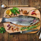 Auf den ersten Blick  Um herauszufinden, ob Fisch frisch ist, sollte man sich erst einen Gesamteindruck verschaffen. Das Schuppenkleid des Fisches sollte noch glänzen und mit einer klaren Schleimschicht überzogen sein. Wenn der Fisch bereits ausgenommen wurde, achten Sie darauf, dass die Schnittflächen nicht braun aussehen oder gar vertrocknet sind.