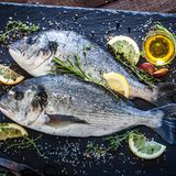 Wie fühlt sich der Fisch an?  Drücken Sie mit dem Zeigefinger einmal kräftig auf die Haut, ist der Fisch frisch sollten keine Dellen zurückbleiben und das Fleisch nimmt sofort wieder seine ursprüngliche Form an. Bei Plattfischen prüft man anders: Bleibt der Fisch fest in der Luft stehen, ist er frisch.