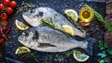 Wie fühlt sich der Fisch an?  Drücken Sie mit dem Zeigefinger einmal kräftig auf die Haut, ist der Fisch frisch sollten keine Dellen zurückbleiben und das Fleisch nimmt sofort wieder seine ursprüngliche Form an. Bei Plattfischen prüft man anders: Bleibt der Fisch fest in der Luft stehen, ist er frisch.