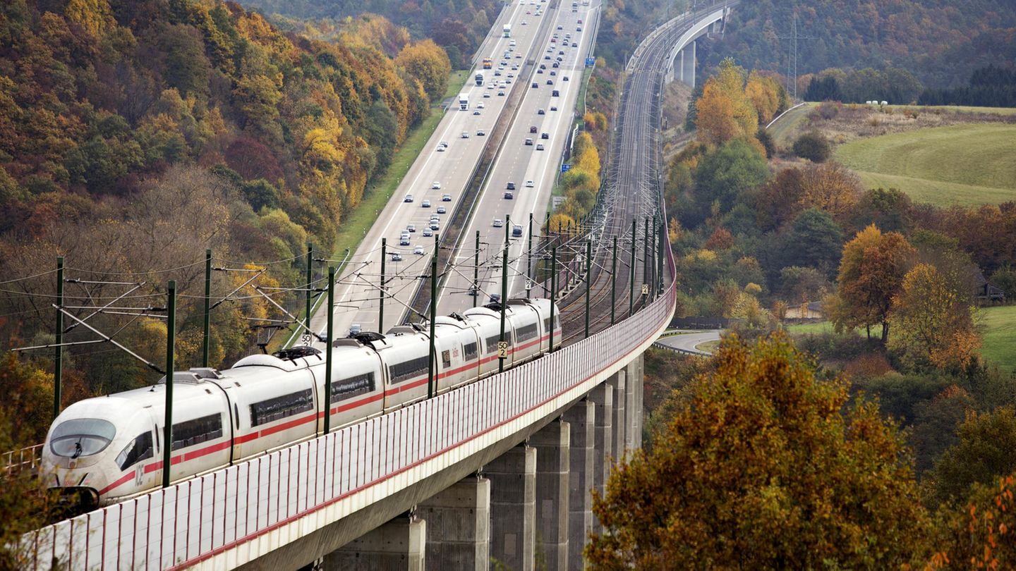 Ein ICE auf der Hochgeschwindigkeitstrasse neben der A3