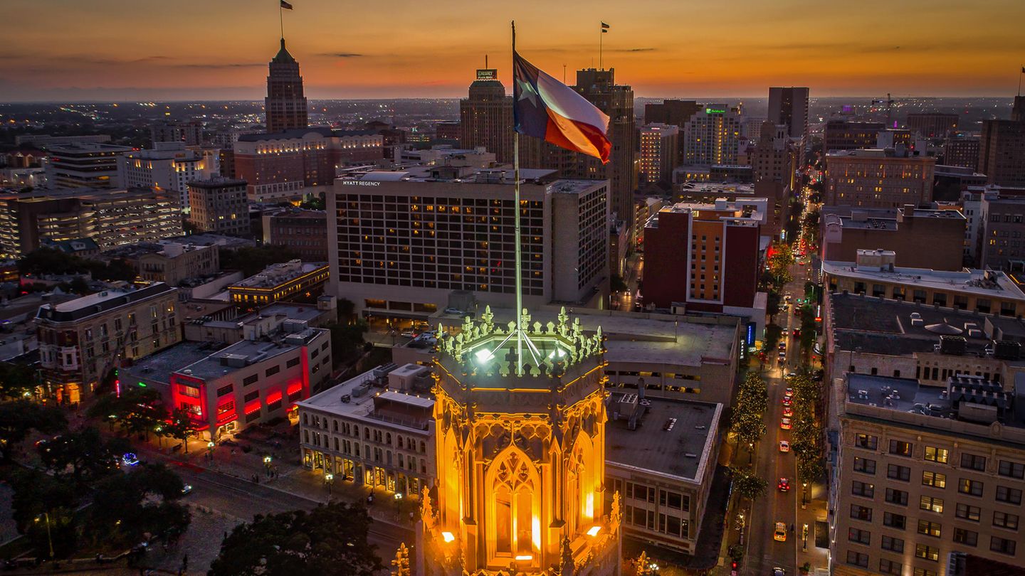 Die texanische Flagge auf einem Gebäude in San Antonio