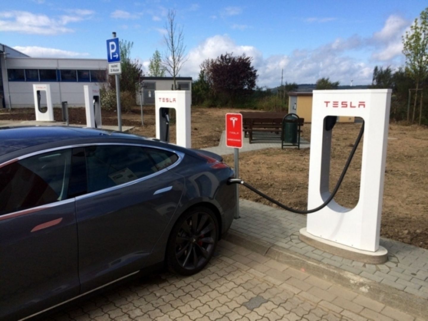 Tesla hat auch in Detroit ein Netz von Superchargern aufgebaut