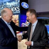 Ford Chef Jim Hackett (links) und Herbert Diess besiegeln die Zusammenarbeit