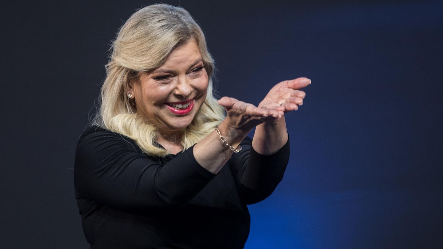 Sara Netanjahu hat bei einem Besuch in Kiew einen alten Brauch missachtet 